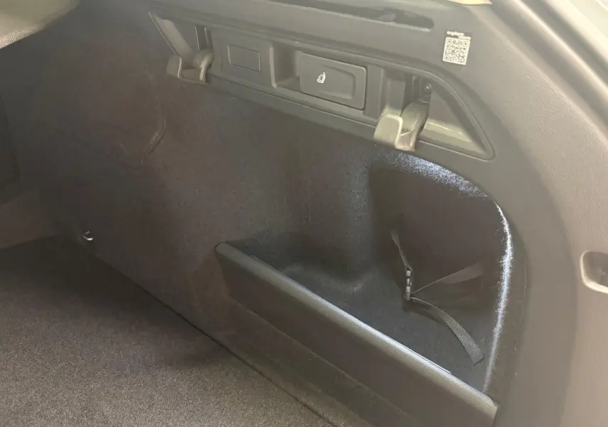 Détail de l’espace de rangement intérieur arrière du coffre du Skoda Superb Combi gris argent 2025, version diesel.