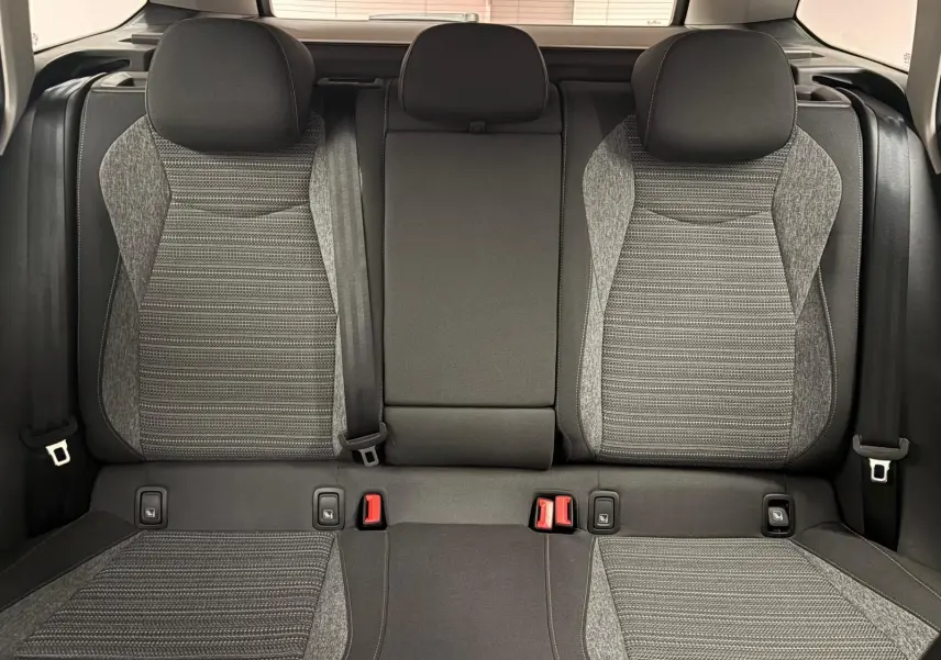 Vue intérieure sur les sièges arrière gris et noirs du Skoda Superb Combi 2025, avec ceintures et appuie-têtes visibles.