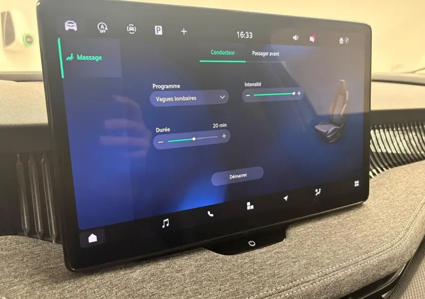 Écran tactile intérieur du Skoda Superb Combi 2025 gris argent, affichant le menu massage avec réglages de programme et intensité.