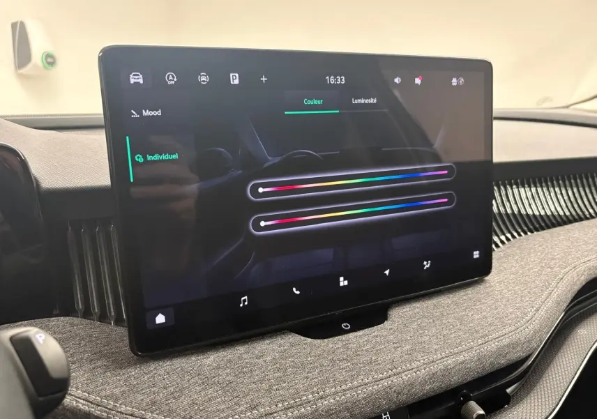 Écran tactile central affichant les réglages de couleur sur le tableau de bord gris clair du Skoda Superb Combi 2025.