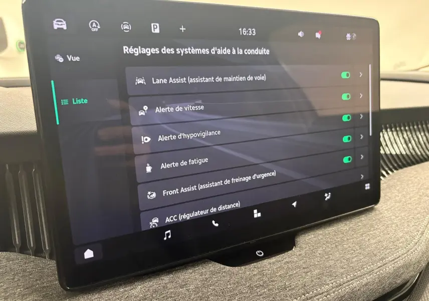 Écran tactile central du Skoda Superb Combi gris argent 2025 affichant les réglages des aides à la conduite.