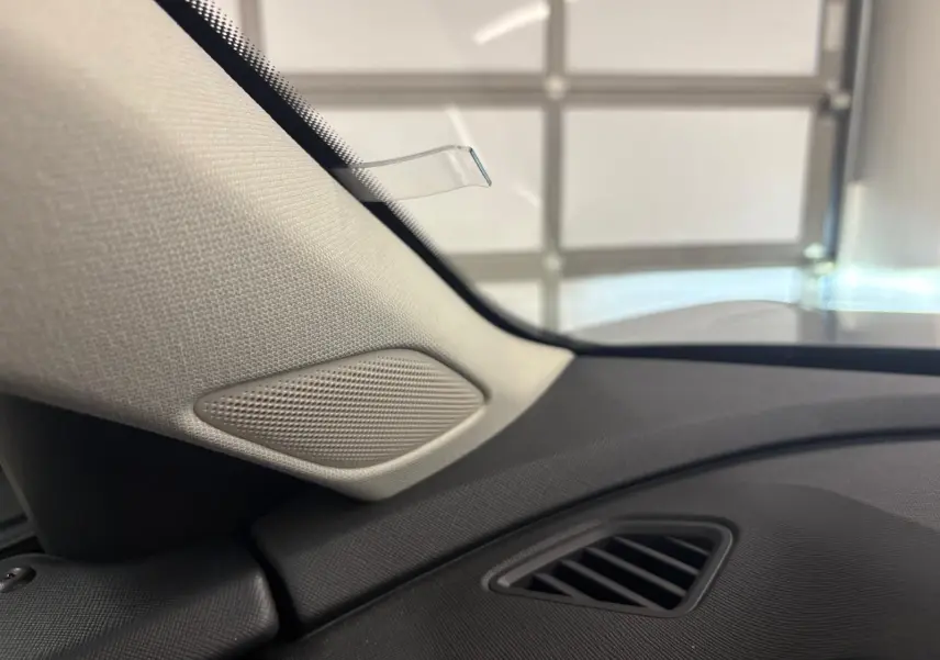 Détail intérieur du haut de la planche de bord côté gauche du Skoda Superb Combi gris argent 2025.