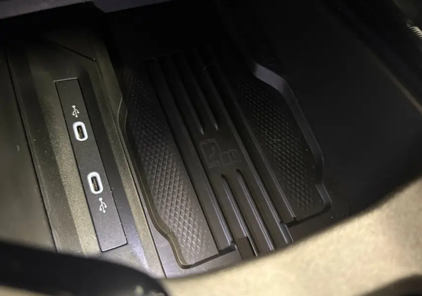 Gros plan sur la console centrale du Skoda Superb Combi gris argent 2025, montrant les ports USB-C et un espace de rangement.