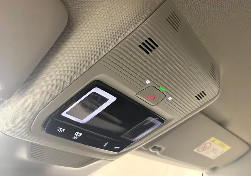 Plafonnier intérieur gris clair avec bouton SOS illuminé en rouge dans une Skoda Superb Combi gris argent 2025.