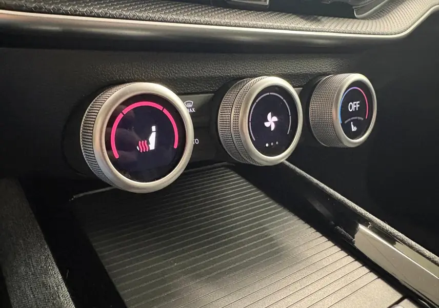 Gros plan sur les commandes de climatisation numériques du Skoda Superb Combi 2025, avec boutons ronds rétroéclairés et finition noire.