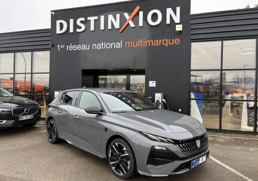 Peugeot 308 gris selenium vue 3/4 avant droit, calandre noire distinctive et jantes alliage bi-ton.