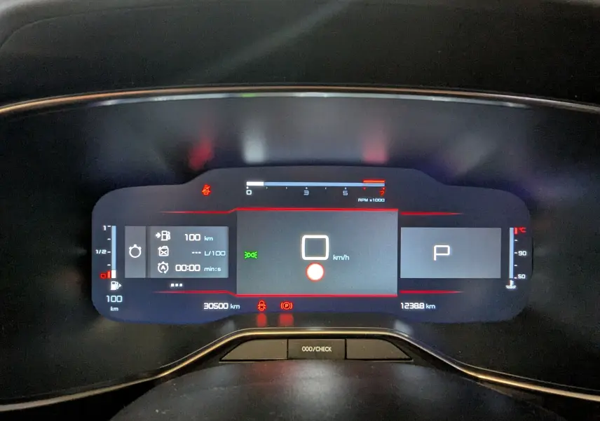 Tableau de bord numérique du Citroën C5 Aircross noir, affichage central avec compte-tours et indicateurs lumineux.