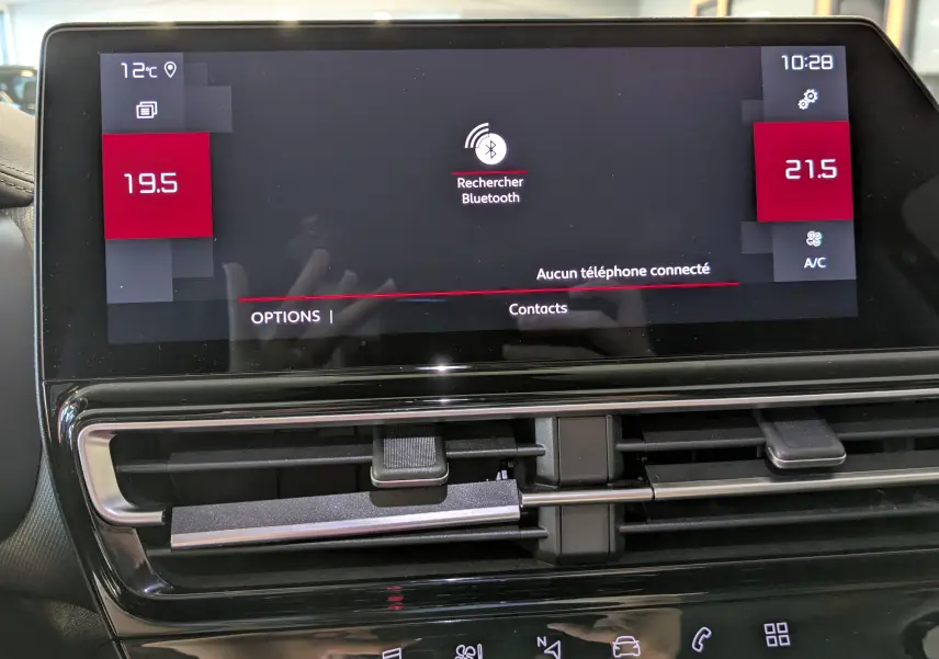 Écran tactile central du tableau de bord du Citroën C5 Aircross 2024, affichant la recherche Bluetooth et la climatisation.