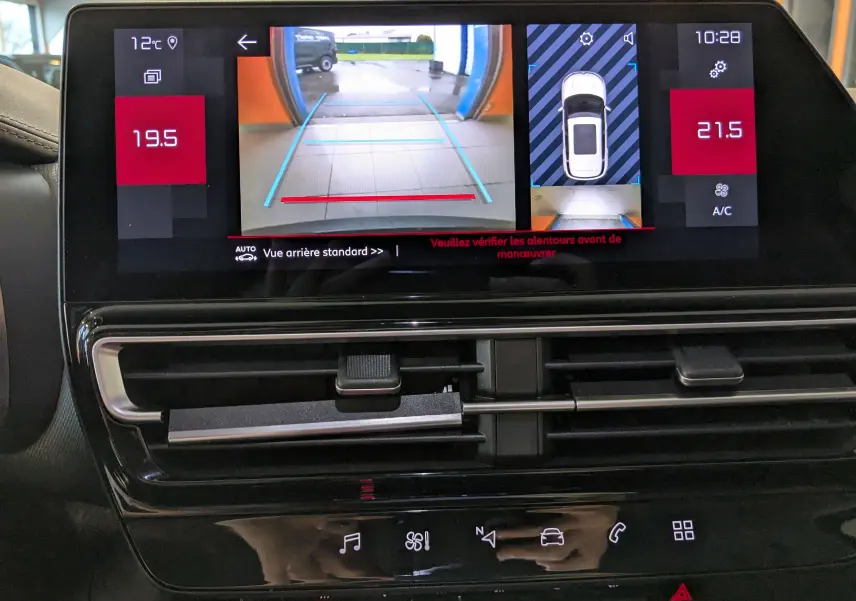 Écran tactile intérieur du Citroën C5 Aircross 2024 noir, affichant la caméra de recul et la climatisation bizone.