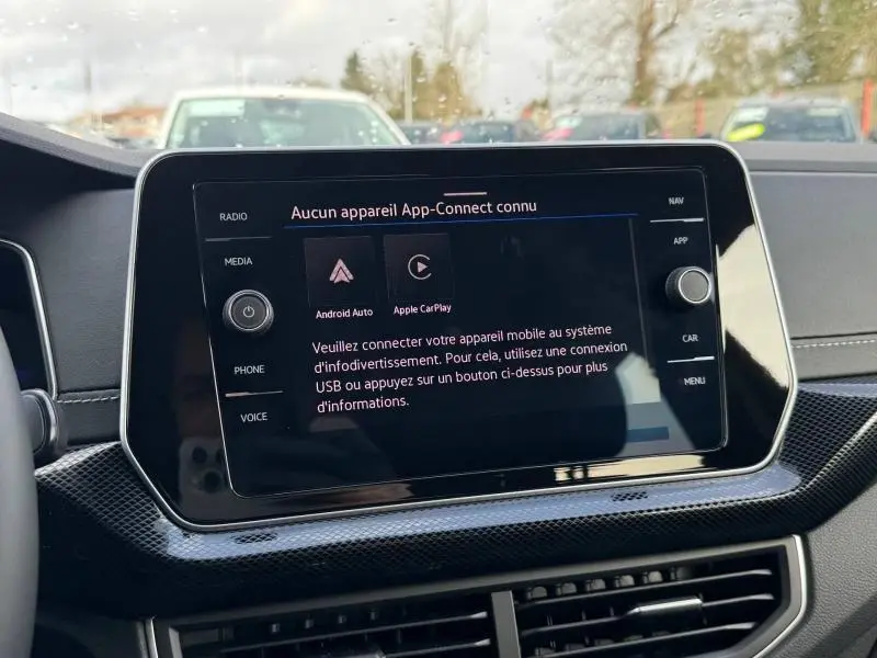 Vue intérieure centrée sur l'écran tactile du système multimédia du Volkswagen T-Cross 1.0 TSI 116ch R-Line 2025.