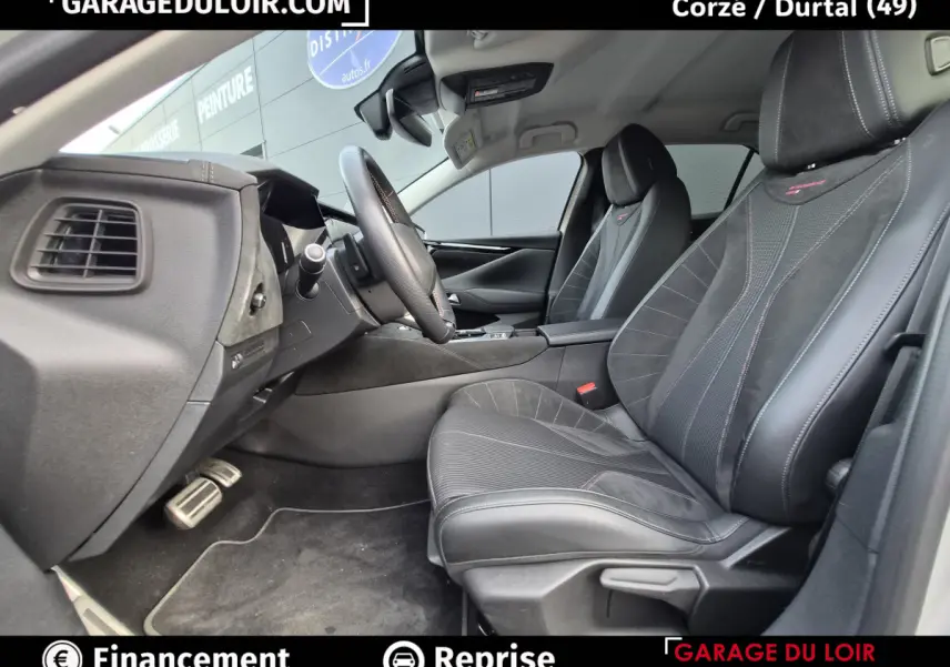 Vue intérieure côté conducteur du DS4 2024, sièges noirs avec surpiqûres rouges et volant cuir multifonctions.