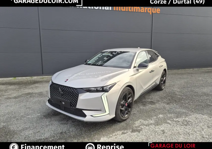 DS4 beige vue 3/4 avant droit, calandre noire distinctive et feux LED en forme de boomerang.