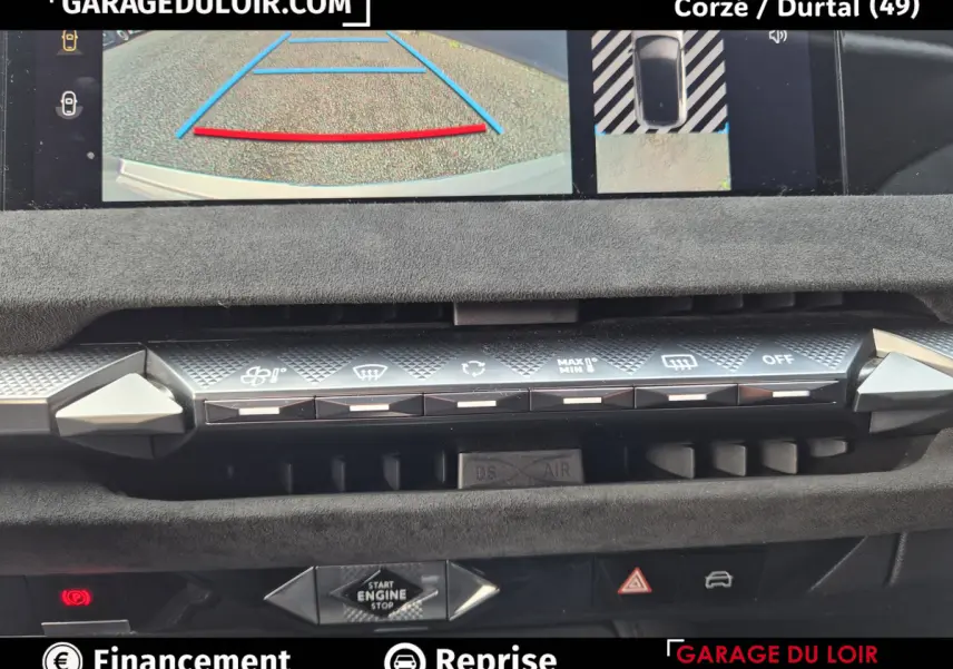 Gros plan sur la console centrale du DS4 beige 2024, avec commandes climatisation et écran de caméra de recul visible.