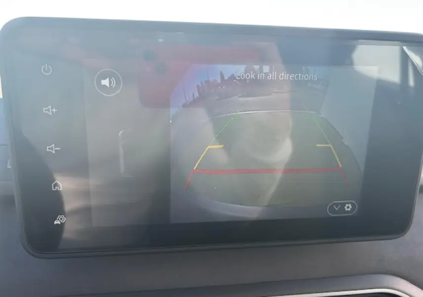 Écran tactile central affichant la caméra de recul dans l'habitacle d'une Dacia Sandero Stepway noire.