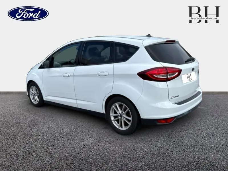 Ford C-MAX blanc Glacier vu de trois quarts arrière droit, avec jantes alu et vitres arrière surteintées.