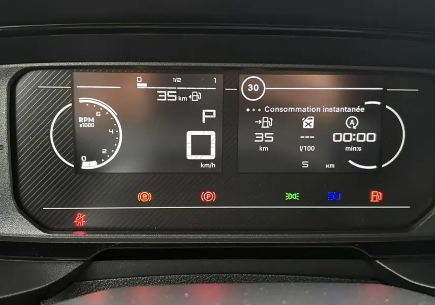 Tableau de bord numérique du Citroën Berlingo 2025 affichant vitesse, consommation et alertes au repos.