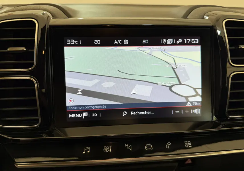 Écran tactile central du tableau de bord du Citroën C5 Aircross gris clair, affichant la navigation GPS en 3D.