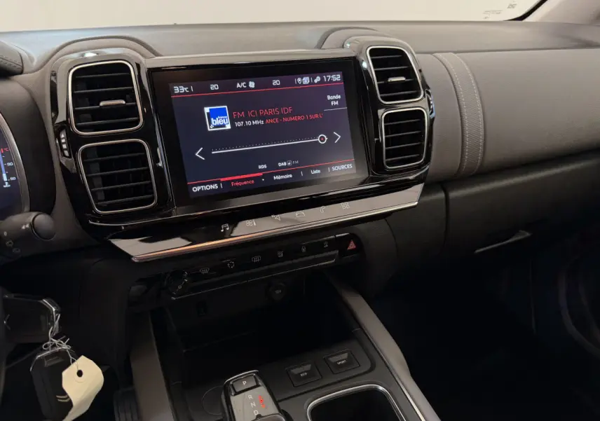 Vue rapprochée de la console centrale et écran tactile du tableau de bord du Citroën C5 Aircross gris clair 2020.