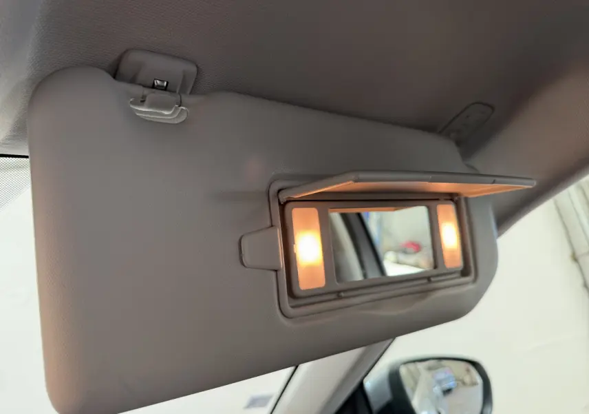 Miroir de courtoisie éclairé sur pare-soleil côté conducteur dans l'habitacle gris clair du Citroën C5 Aircross 2020.