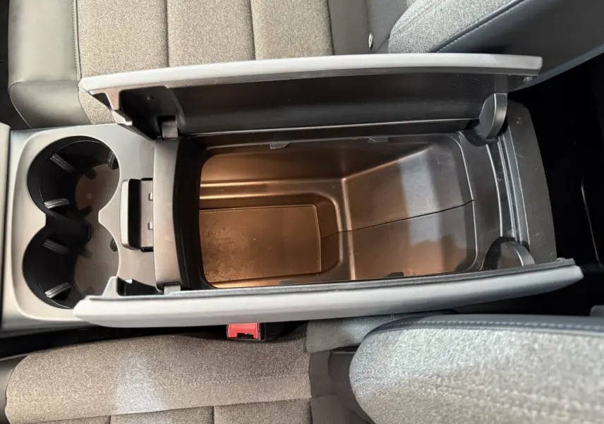 Vue plongeante sur le rangement central ouvert et les sièges gris clair du Citroën C5 Aircross 2020 Business.