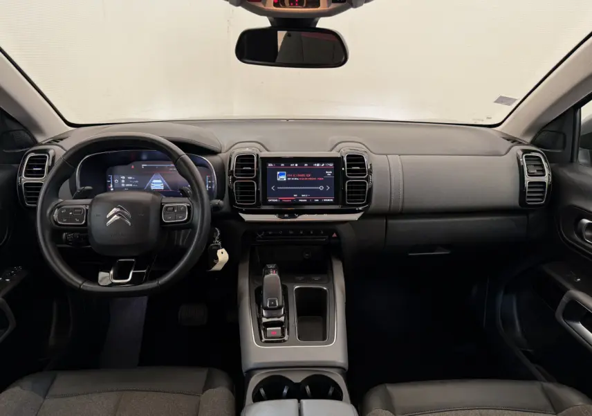 Intérieur noir et gris du Citroën C5 Aircross 2020 vu de face, avec tableau de bord numérique et écran tactile central.