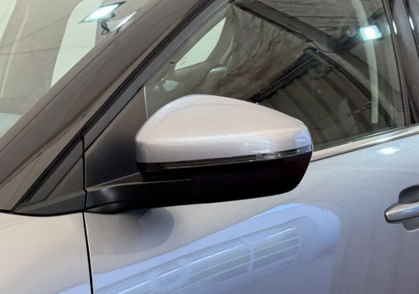 Rétroviseur côté conducteur gris clair du Citroën C5 Aircross 2020, avec clignotant intégré et carrosserie visible.