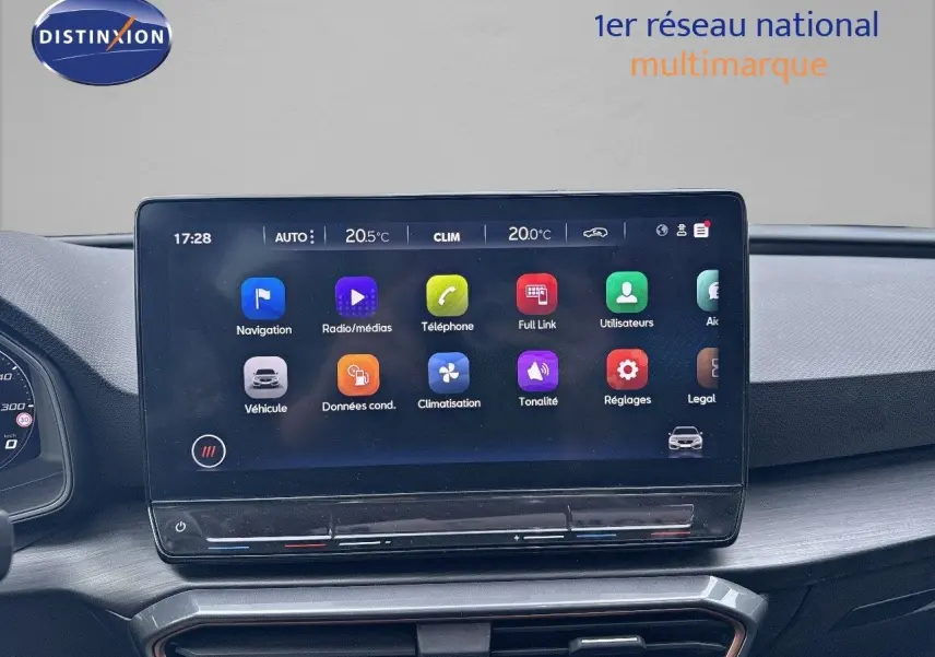 Vue intérieure du tableau de bord de la CUPRA LEON ST 2024 avec écran tactile central affichant les options multimédia et climatisation.