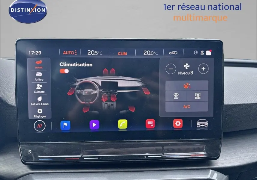 Écran tactile central de la CUPRA LEON ST 2024 affichant les réglages de climatisation et diverses options connectées.