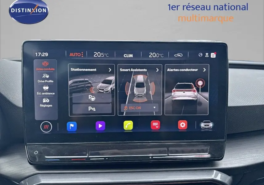 Écran tactile central de la CUPRA LEON ST 2024 affichant les aides à la conduite et la climatisation.