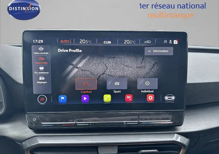 Vue rapprochée de l’écran tactile central du tableau de bord de la CUPRA LEON ST gris Magnetic Metal, affichant les modes de conduite.