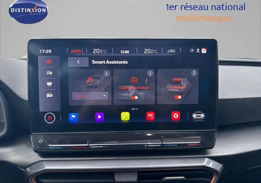 Vue intérieure centrée sur l'écran tactile du tableau de bord de la CUPRA LEON ST gris Magnetic Metal 2024.