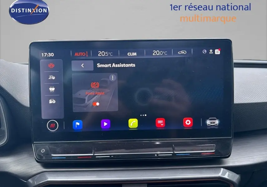 Vue avant du CUPRA LEON ST 1.5 ETSI 150CH DSG 2024 en gris magnetic metal, avec calandre et phares LED distinctifs.