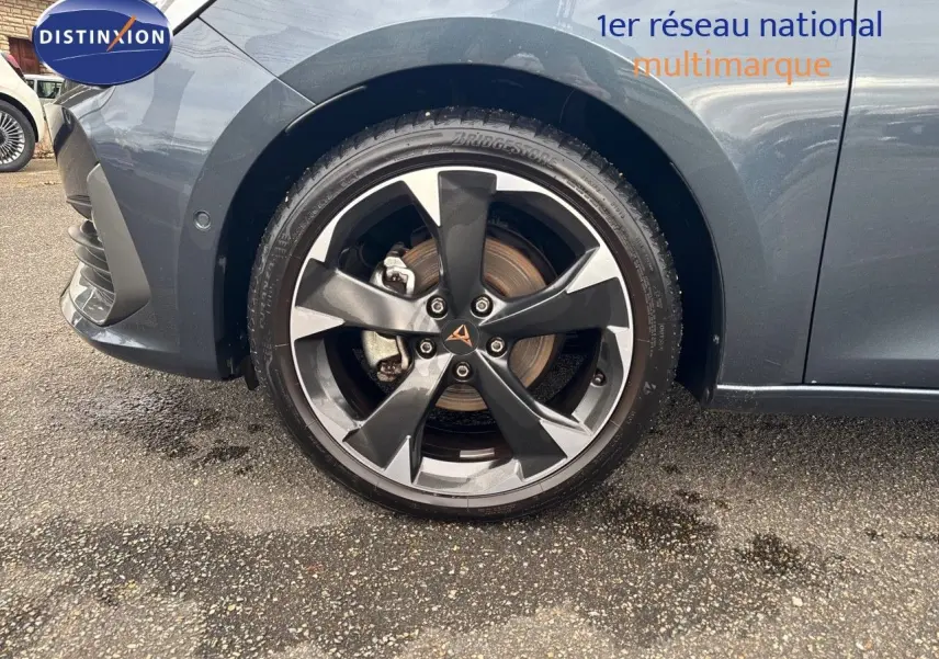 Gros plan sur la roue avant gauche de la CUPRA LEON ST 2024 gris magnetic metal avec jante alliage bi-ton distinctive.