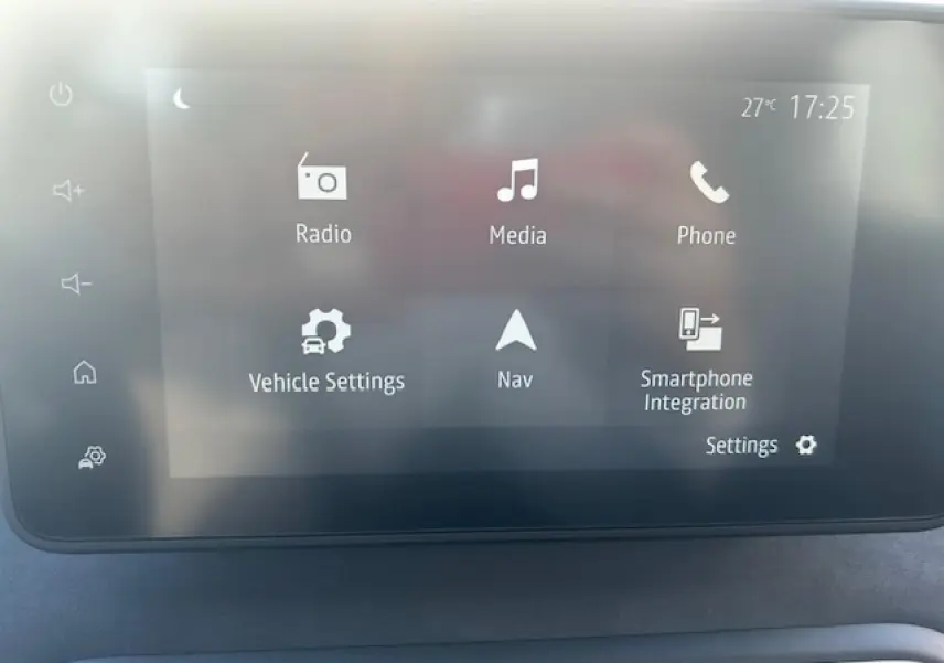 Écran tactile multimédia 8 pouces du tableau de bord de la Dacia Sandero III Stepway, interface en anglais.