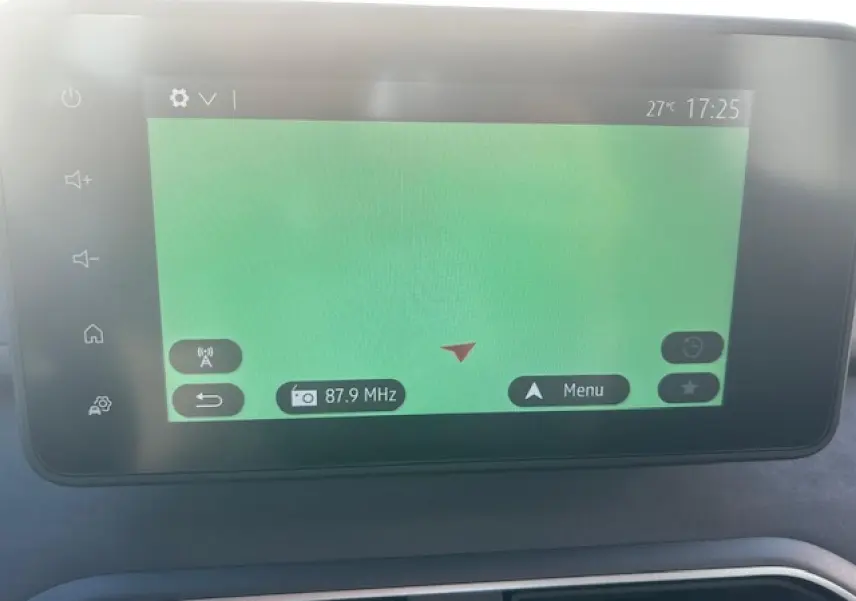 Écran tactile multimédia 8 pouces du tableau de bord de la Dacia Sandero Stepway beige Safari, affichant la navigation.