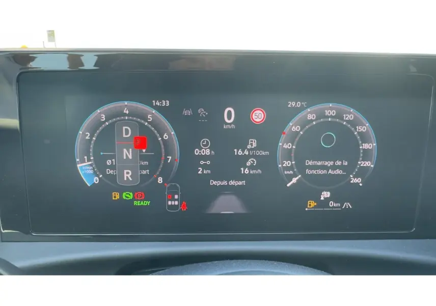 Tableau de bord numérique du Volkswagen T-Roc noir 2026 affichant vitesse, régime moteur et informations de conduite.
