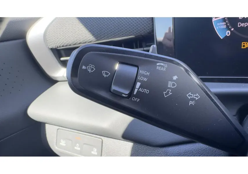Gros plan sur la commande des essuie-glaces dans l'habitacle noir du Volkswagen T-Roc 2026.