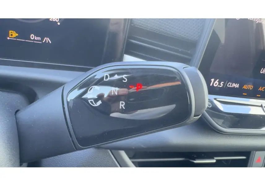 Levier de boîte automatique DSG7 en mode parking dans l'habitacle du Volkswagen T-Roc noir, vue rapprochée côté conducteur.