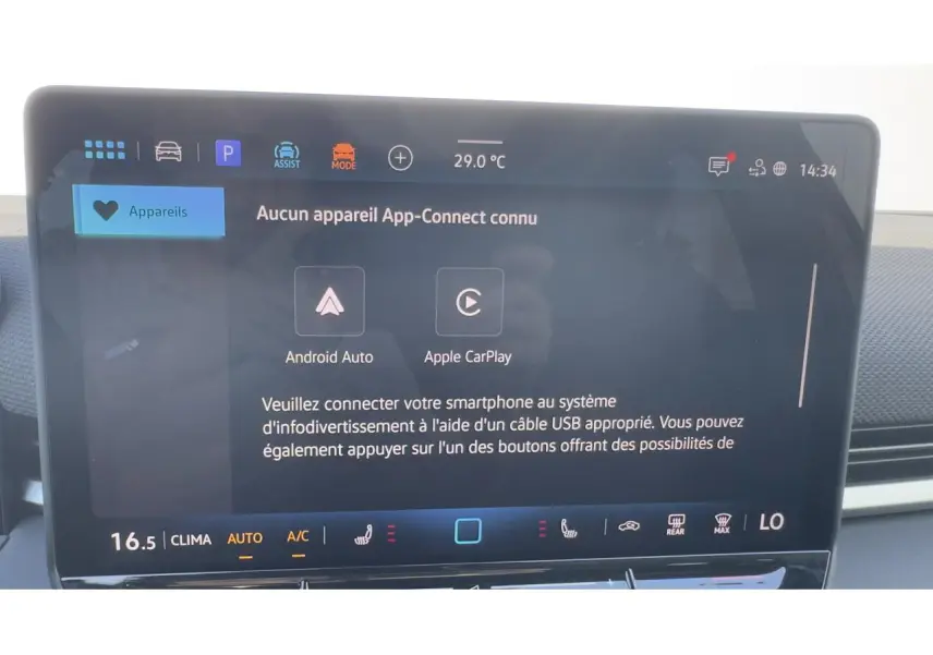 Écran tactile central du Volkswagen T-Roc noir, affichant les options Android Auto et Apple CarPlay.