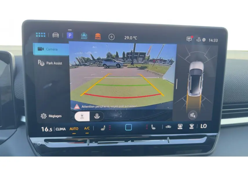 Écran tactile intérieur montrant la caméra de recul et l'assistance au stationnement du Volkswagen T-Roc noir.