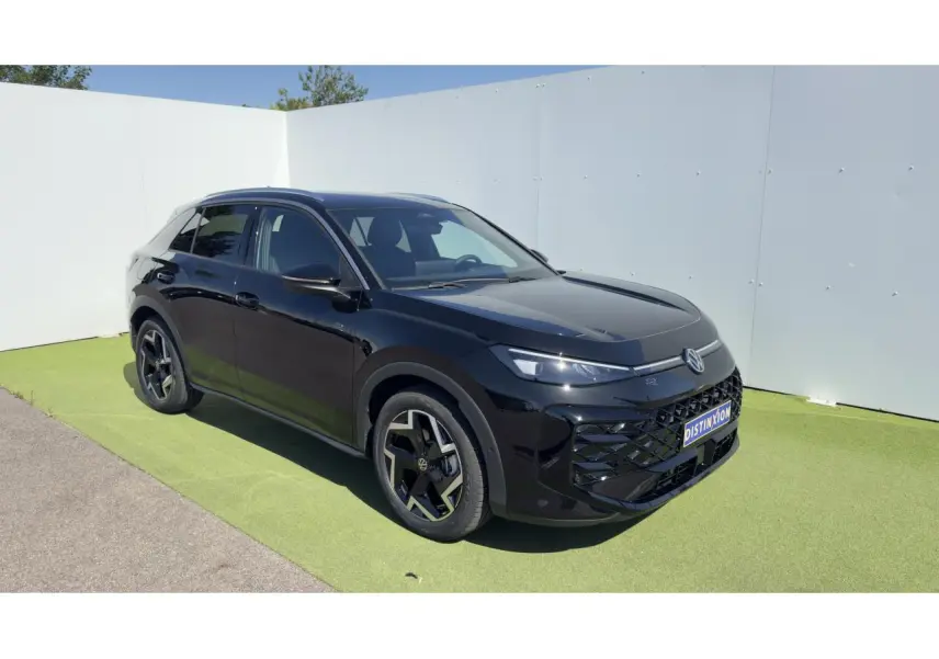 Volkswagen T-Roc noir en 3/4 avant droit, avec jantes 18 pouces et toit panoramique visible.