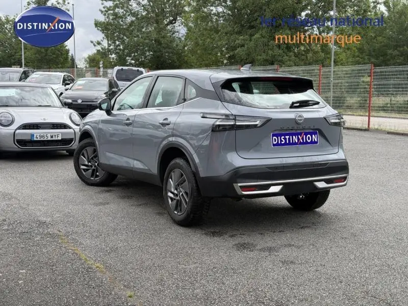 Nissan Qashqai 2025 gris argile en 3/4 arrière droit, avec feux arrière LED et jantes alu visibles.