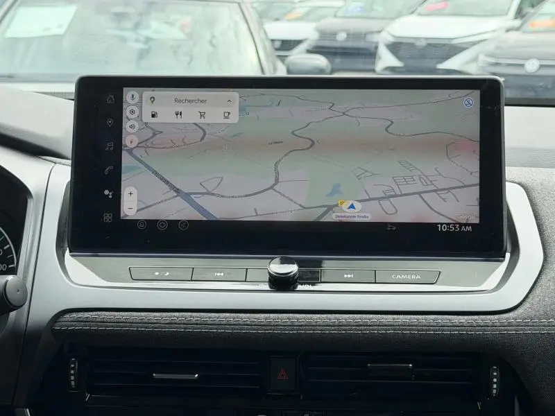 Écran tactile central affichant la navigation GPS dans l’habitacle du Nissan Qashqai 2025 Gris Argile.