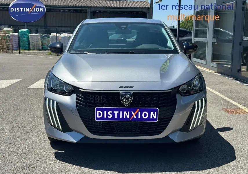 Vue avant d'une Peugeot 208 gris Artense avec calandre noire et feux LED distinctifs en griffes verticales.