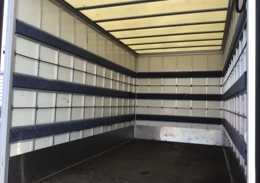 Intérieur vide et éclairé de la caisse blanche du fourgon Opel Movano Châssis Cabine L3H1 2020 avec hayon ouvert.