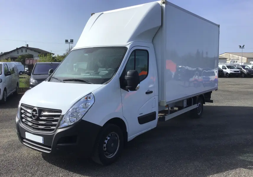 Vue 3/4 avant droite d'un Opel Movano Châssis Cabine blanc 2020 avec grande caisse et hayon arrière visible.