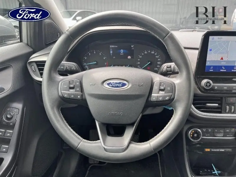 Vue centrée sur le volant multifonction et tableau de bord numérique du Ford Puma 2022 gris Solar Métallisée.