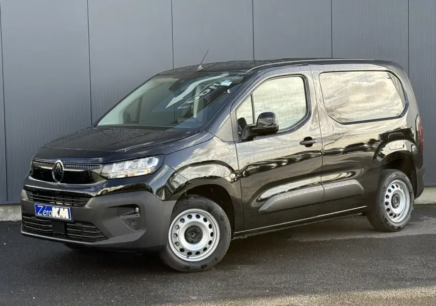 Citroën Berlingo Van noir Perla vu de 3/4 avant droit avec jantes tôles et portes tôlées arrière ouvertes à 180°