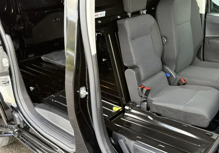 Vue intérieure côté droit du Citroën Berlingo Van 2025 noir Perla avec banquette passager rabattue et plancher tôlé.