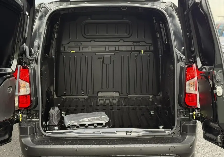 Coffre ouvert d'un Citroën Berlingo Van noir Perla 2025, montrant l'espace de chargement vide avec portes arrière battantes.